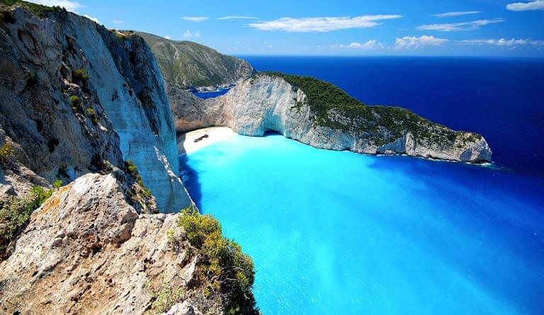 Kaynak: http://img.wallpaperfolder.com/f/4C61344B6FA1/rocks-beach-navagio-wreck-greece.jpg